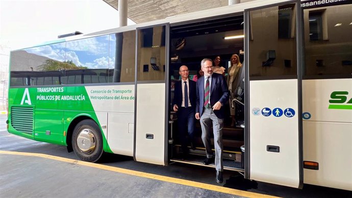 Casasola y Molina bajan de uno de los nuevos autobuses híbridos presentados.