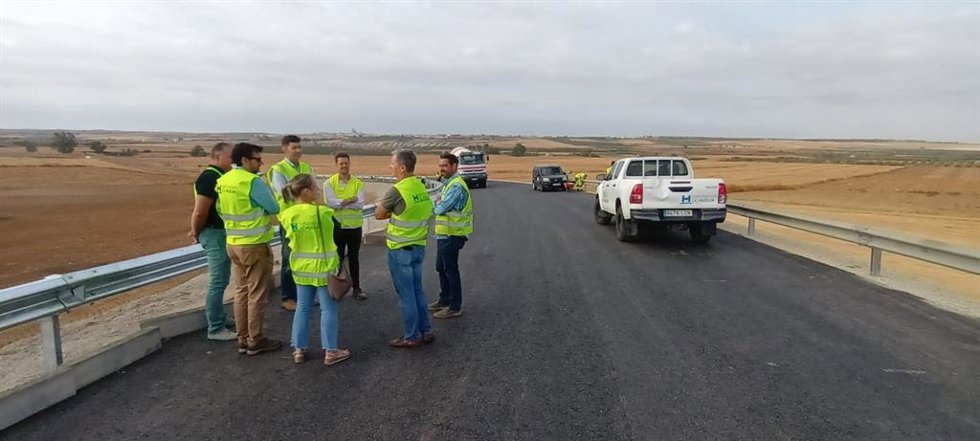 Visita a las obras de mejora en la carretera provincial HU-6109, que une Paterna del Campo con Manzanilla.