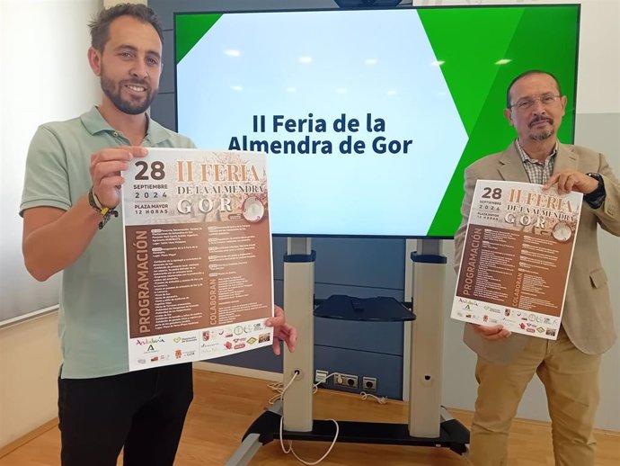 El alcalde de Gor, Ambrosio Molina, y el delegado de Turismo, Cultura y Deporte de la Junta en Granada, Fernando Egea, de izquierda a derecha en la imagen