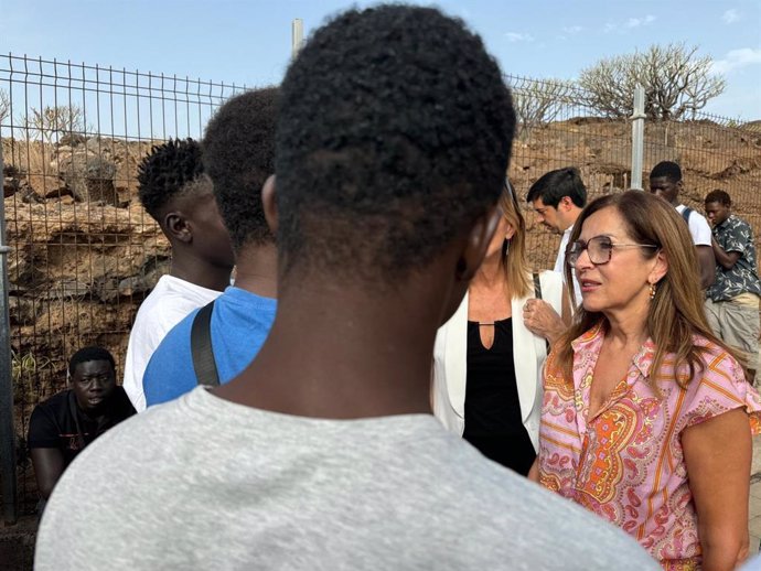 La Diputada del Común, Dolores Padrón, en una visita a un centro de menores migrantes en Tenerife