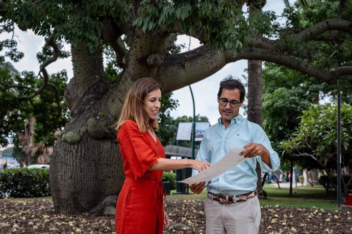 La concejala delegada de Sostenibilidad Medioambiental, Penélope Gómez, en la colocación de la etiqueta en el 'Barrilito' ubicado en los Jardines del Poeta Alfonso Canales