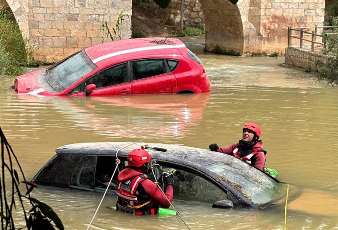 La Unidad de Emergencias Subacuáticas del SEPEI de la Diputación trabaja en la recuperación de los vehículos arrastrados ayer por el agua en Alcalá del Júcar