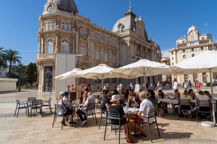 Archivo - Turistas en la Plaza del Ayuntamiento de Cartagena