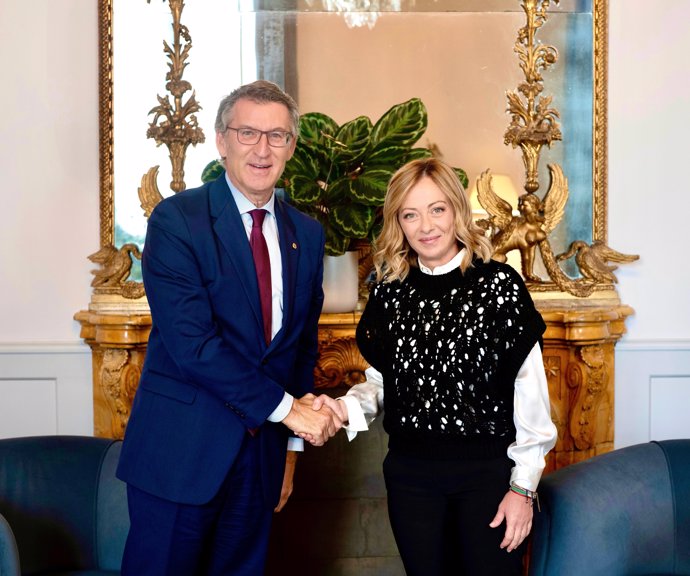 La primera ministra de Italia, Giorgia Meloni, se reúne con el presidente del PP, Alberto Núñez Feijóo, quien ha viajado a Roma para conocer las políticas migratorias del Gobierno italiano. En Roma, 19 de septiembre de 2024.