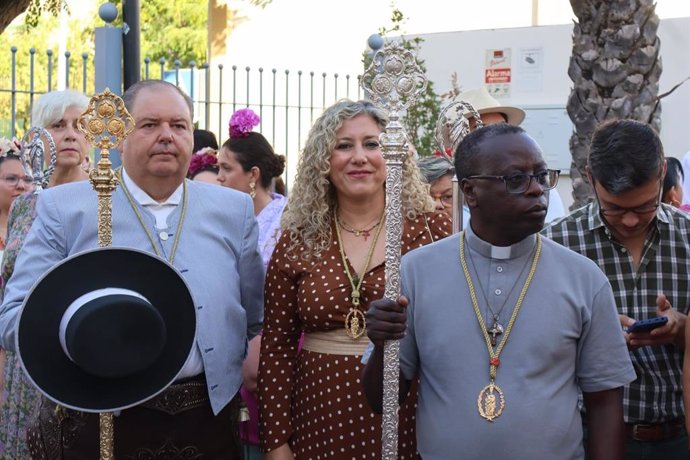 Foto de archivo de la romería 2024 con  la delegada de Fiestas, Rocío Bastida, con el Hermano Mayor de San Mateo, Francisco Núñez, y el reverendo de La Inmaculada, Oscar Uwitonze.