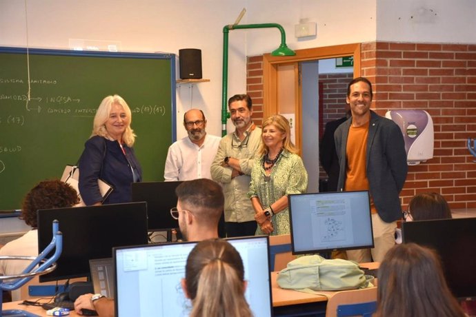 La delegada del Gobierno de la Junta de Andalucía, Mercedes Colombo, y la delegada territorial de Desarrollo Educativo y Formación Profesional, Isabel Paredes, en el IES Cornelio Balbo de Cádiz.