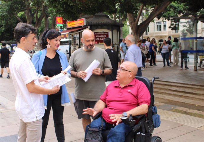 La portavoz de Con Málaga, Toni Morillas, junto al representante de Equo, Ángel Rodríguez, y el portavoz de Málaga Accesible, Alfredo de Pablos.