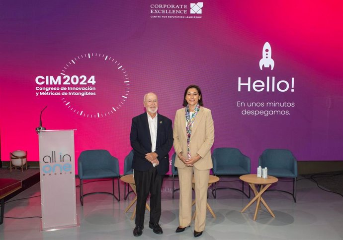 Izda., Ángel Alloza y Mª Luisa Martínez Gistau, CEO y presidenta de Corporate Excellence. Dcha., el auditorio del Congreso CIM 2024.