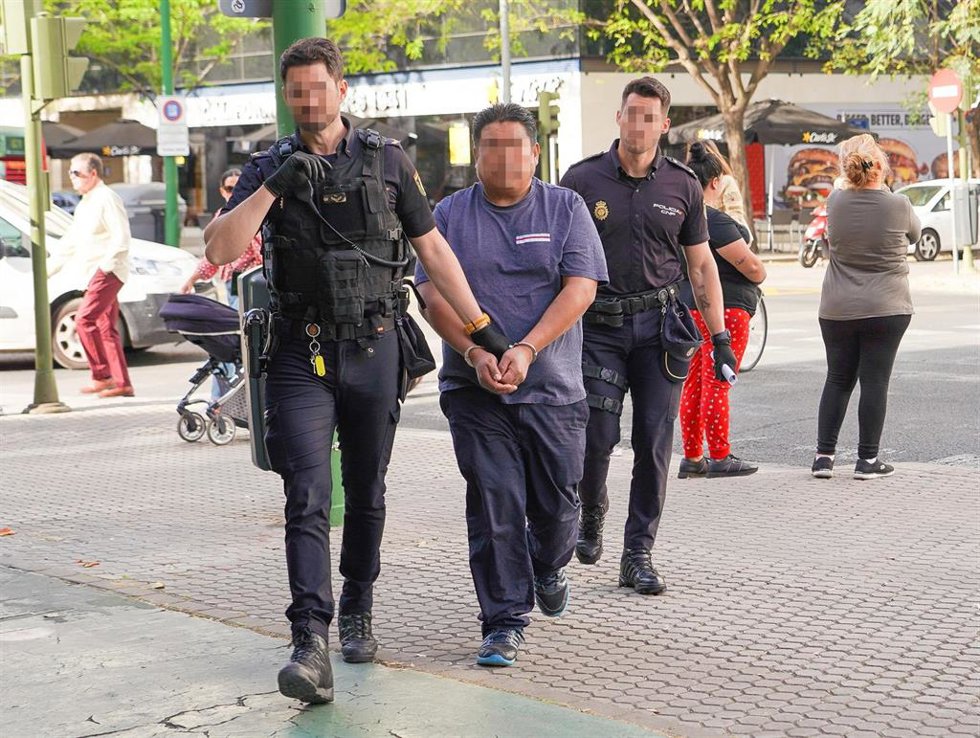 Archivo - El acusado Alfredo G.C., (c) detenido por matar presuntamente a su expareja entrando al juzgado para declarar ante el juez