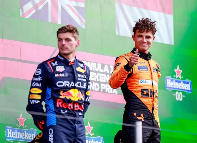 Los pilotos de F1 Max Vertappen (Red Bull) y Lando Norris (McLaren), en el podio del Gran Premio de Países Bajos 2024.  