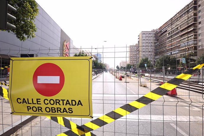 Archivo - Corte total de la calle Luis de Morales por las obras de ampliación del tranvía