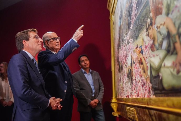 El alcalde de Madrid, José Luis Martínez-Almeida, y el coleccionista asturiano Juan Antonio Pérez Simón en CentroCentro en la presentación de 'Setenta grandes maestros' de la Colección Pérez Simón