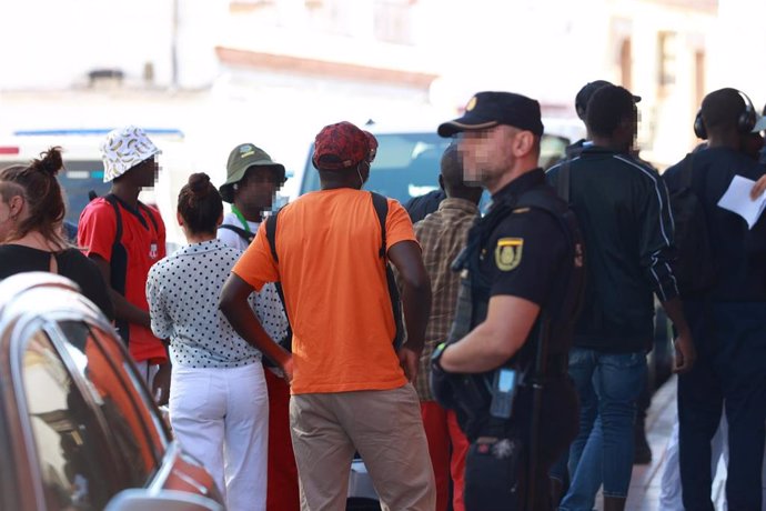 Llegada de migrantes a un hotel de Alcalá de Guadaíra