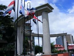 Archivo - Banderas de Costa Rica en San José