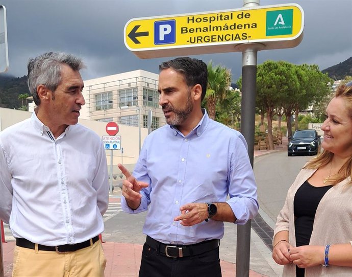 El secretario general del PSOE de Málaga, Daniel Pérez, junto a su homólogo en Benalmádena, Víctor Navas, junto al hospital de altar resolución en la localidad.