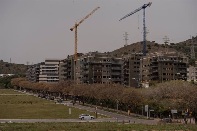 Archivo - Viviendas en construcción. 