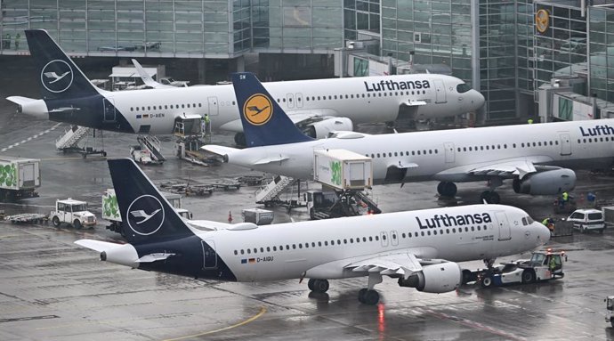 Archivo - FILED - 01 August 2024, Hesse, Frankfurt/Main: A Lufthansa Airbus A320-200 is pushed out of Terminal 1 in Area A at Frankfurt Airport. Photo: Arne Dedert/dpa