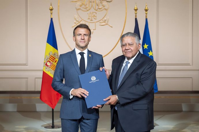 El embajador de la Rep. Dominicana en Madrid y el presidente de la Rep. francesa