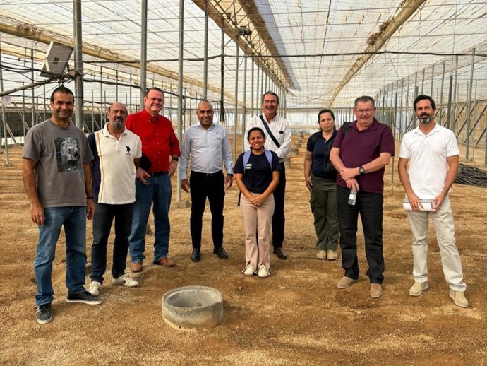 El delegado territorial de Agricultura recibe a técnicos agrícolas procedentes de Brasil.