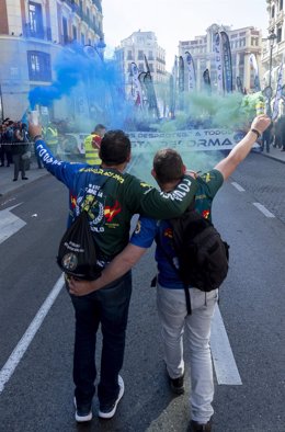 Archivo - Varias personas participan en una protesta de Jusapol en Madrid