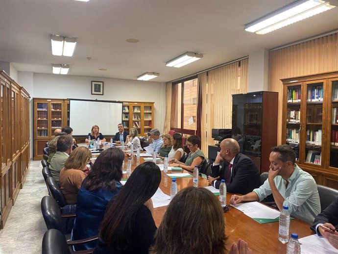 La secretaria general de Servicios Judiciales de la Junta, Rosalía Espinosa, y el delegado territorial de Justicia, Javier Millán, en la reunión con los 16 jueces andaluces.