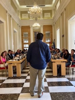 Juan Cruz Zambrano, presidente de ACAEx interviene en el Pleno municipal