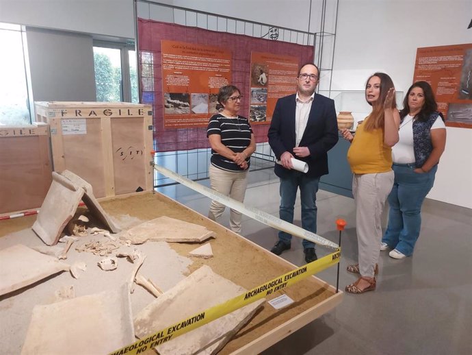 Inauguración en Jaén de la exposición 'Lectores de muertos'.