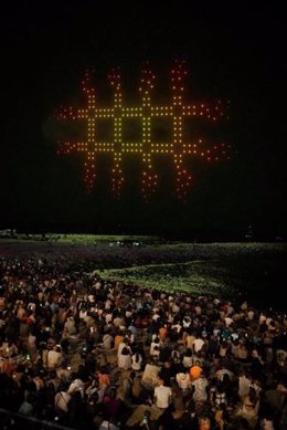 Público durante el espectáculo de drones de la Mercè 2023.