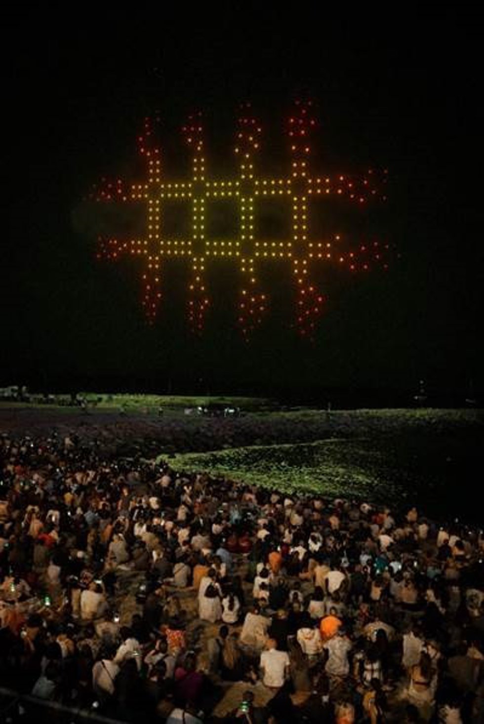 Público durante el espectáculo de drones de la Merc 2023.
