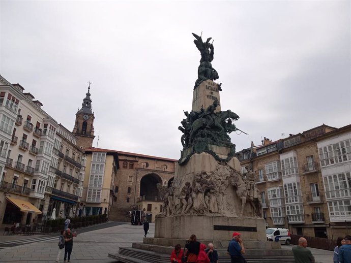 Archivo - Cielo nuboso en Vitoria