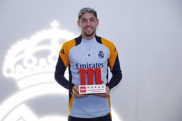 El centrocampista del Real Madrid Fede Valverde recibe un premio de Mahou.