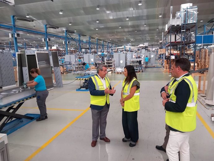 Gálvez (centro), en su visita a instalaciones del Grupo Infrico en Lucena.