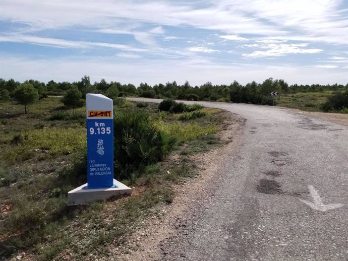 Carretera d'accés a l'embassament de Tous