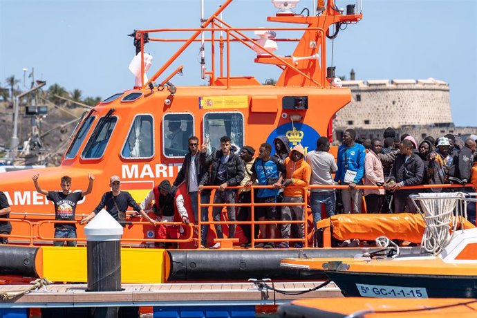 Varios migrantes llegan a bordo de la embarcación de Salvamento ‘Al Nair’ al muelle de Puerto Naos, a 18 de septiembre de 2024, en Arrecife, Lanzarote, Canarias (España). La embarcación de Salvamento ‘Al Nair’ ha llegado a Puerto Naos con 117 migrantes de