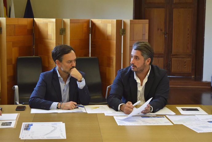 El vicepresidente del Cabildo de Tenerife, Lope Afonso, y el alcalde de La Laguna, Luis Yeray Gutiérrez, en una reunión para impulsar proyectos de mejora en la costa