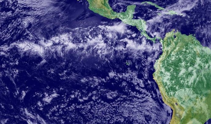 Una banda de nubes sobre el ecuador, creada por el ascenso del aire dentro de la celda de Hadley y responsable de las fuertes lluvias en esta región.