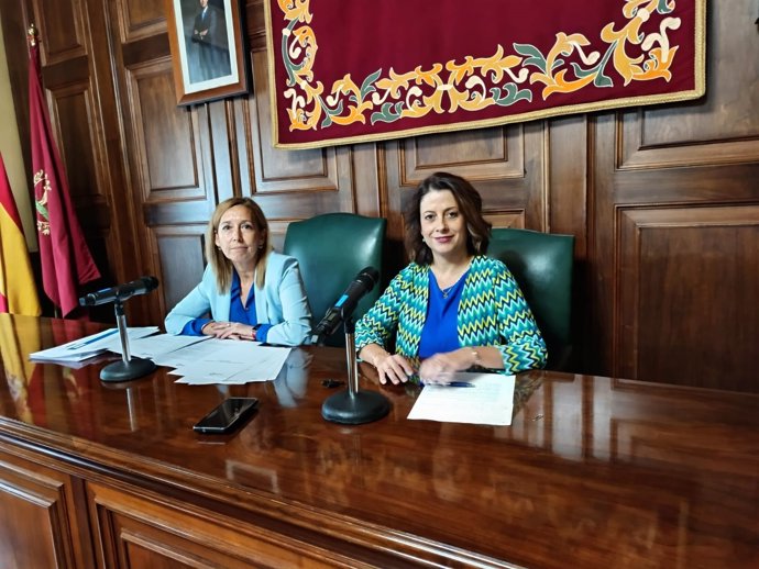 La alcaldesa de Teruel, Emma Buj, junto a la concejala de Hacienda, Carmen Romero.