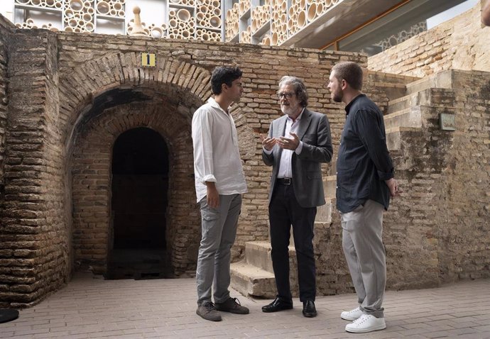 Encuentro con la prensa en el Centro de cer mica de Triana con Riqueni y Hurtado, en presencia del director de la Bienal.