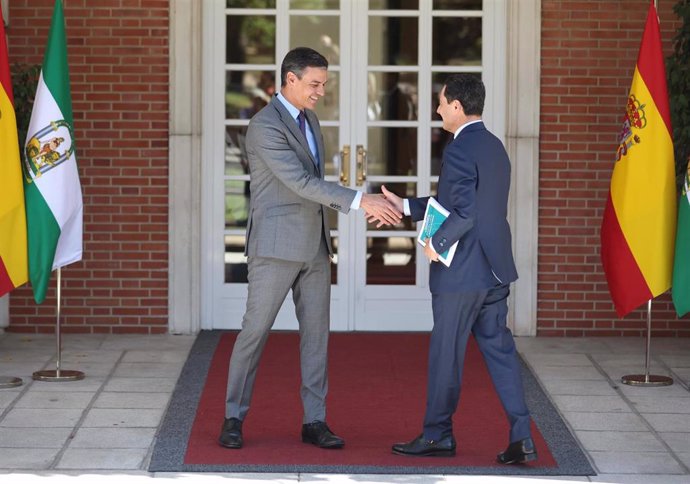 Archivo - El presidente del Gobierno, Pedro Sánchez (i), recibe al presidente de la Junta de Andalucía, Juanma Moreno Bonilla (d), en el Palacio de La Moncloa, a 28 de julio de 2022, en Madrid (España). La reunión con Moreno, llega solo cuatro días despué