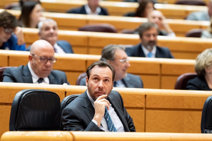 Archivo - El ministro de Transportes y Movilidad Sostenible, Óscar Puente, asiste a una sesión plenaria, en el Senado, a 12 de diciembre de 2023, en Madrid (España). Tras el Pleno del Congreso donde se ha realizado el primer debate de la proposición de Le