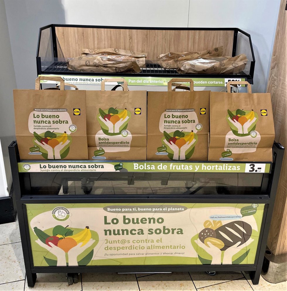 Archivo - Lidl lanza la 'bolsa antidesperdicio' de frutas y verduras aptas para el consumo