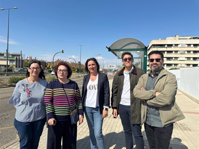 La portavoz del grupo municipal del PSOE en el Ayuntamiento de Zaragoza, Lola Ranera, con representantes de la Asociación de Vecinos Silveria Fañanás de Torres de San Lamberto