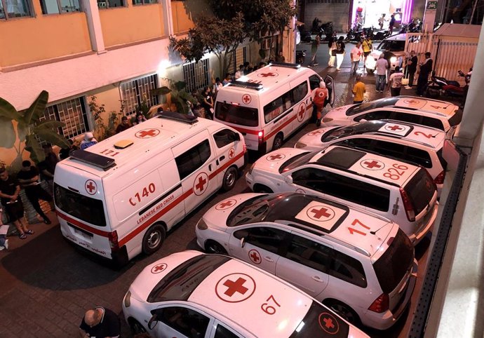 Varias ambulancias en el parking de un hospital de Líbano después de que miles de personas hayan resultado heridas por las explosiones de dispositivos de comunicación en un ataque achacado a Israel.