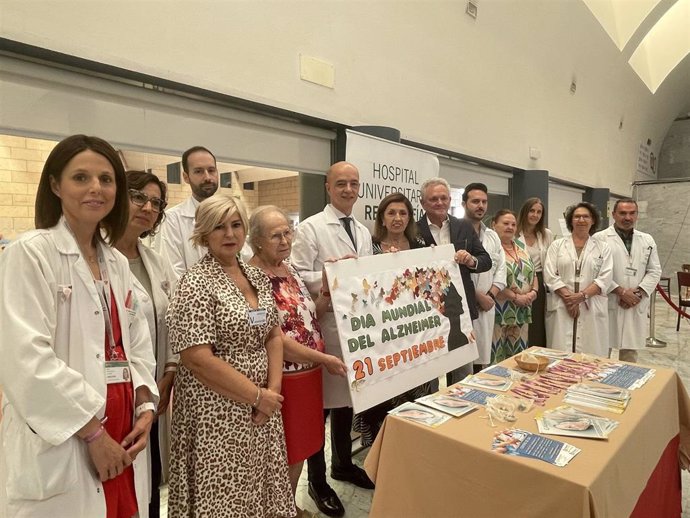 Mesa informativa por el Día del Alzheimer.