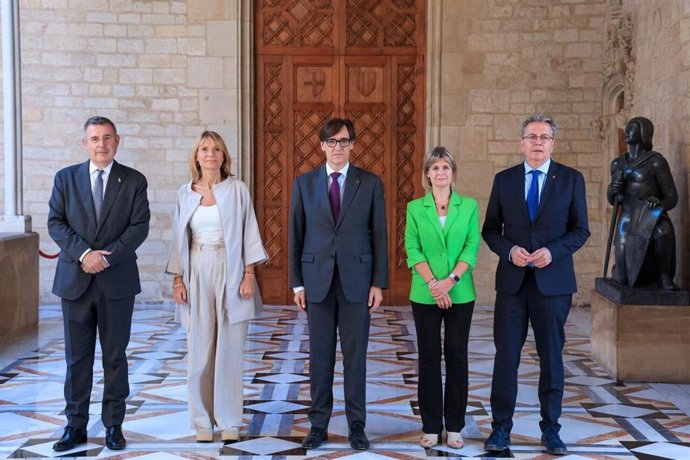 El presidente de la Generalitat, Salvador Illa, con los presidentes de las diputaciones de Barcelona, Lluïsa Moret; de Girona, Miquel Noguer; de Lleida, Joan Talarn, y de Tarragona, Noemí Llauradó, en el Palau de la Generalitat