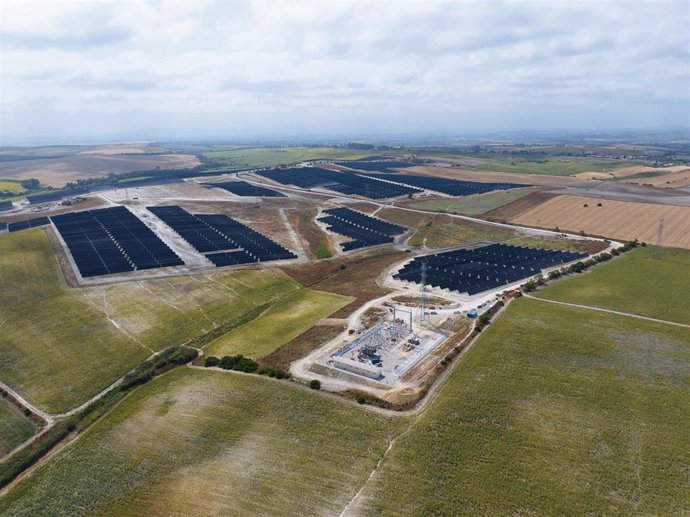 Vista aérea de la planta solar fotovoltaica de El Rancho en el término municipal de Jerez de la Frontera (Cádiz).