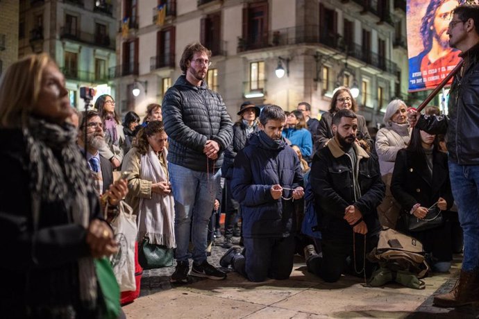 Archivo - Varias personas durante un rezo del rosario por la unidad de España, en la plaza de Sant Jaume.