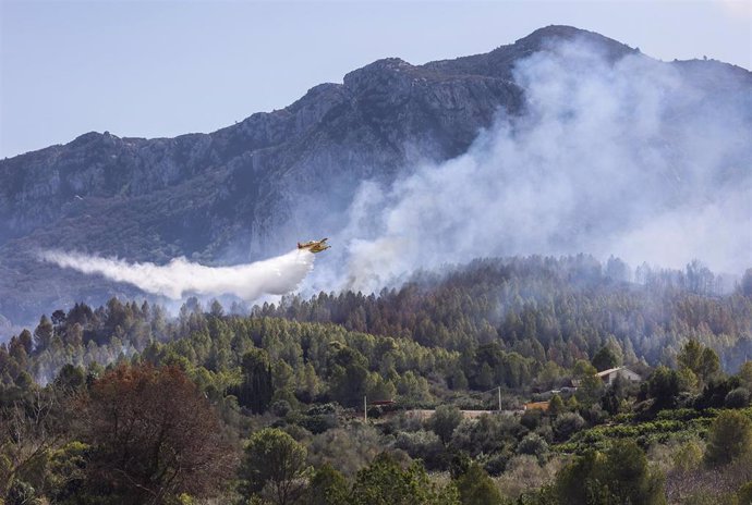 Helicópteros de los bomberos trabajan en labores de extinción del incendio forestal de  Simat