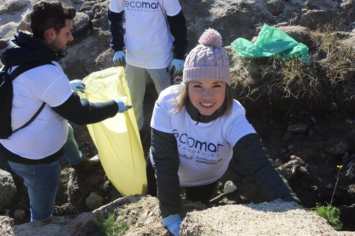 Voluntarios limpian residuos