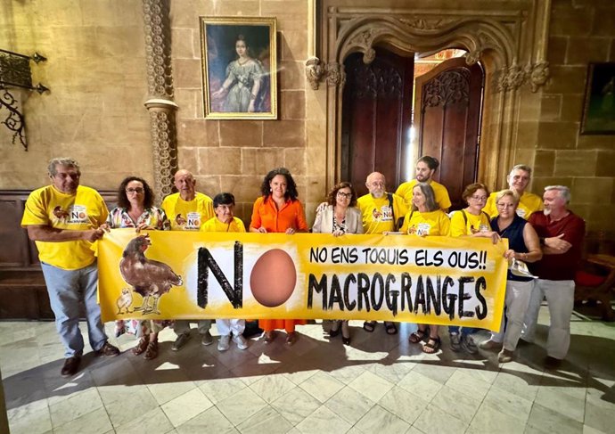 La portavoz del PSIB en el Consell de Mallorca, Catalina Cladera, con vecinos contrarios a la macrogranja de Sineu.